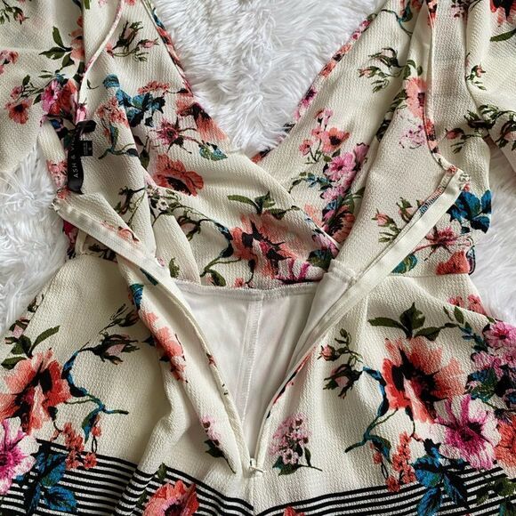 Ash & Violet Floral Shorts Romper Womens Size Small Lightweight Lined Stretchy - Picture 6 of 9